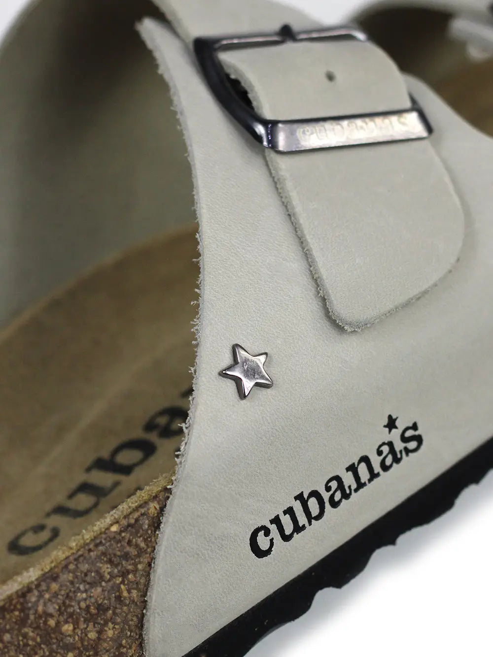 Sandálias em pele off-white com tiras duplas